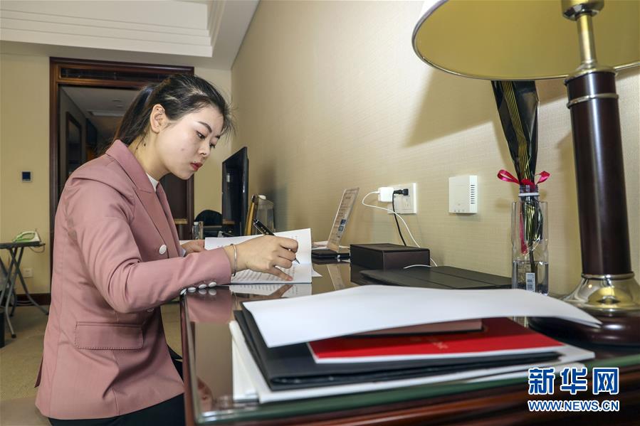 (新華全媒頭條·兩會(huì)特別報(bào)道·圖文互動(dòng))(12)向著夢(mèng)想的接力——“90歲”與“95后”代表的“對(duì)話”