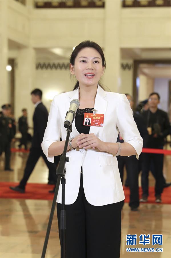 （兩會&middot;面對面&middot;XHDW）（3）全國人大代表接受采訪