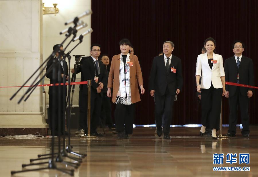 （兩會&middot;面對面&middot;XHDW）（4）全國人大代表接受采訪