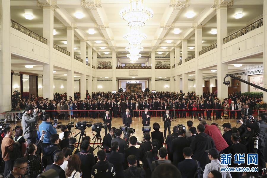 （兩會&middot;面對面&middot;XHDW）（13）全國人大代表接受采訪