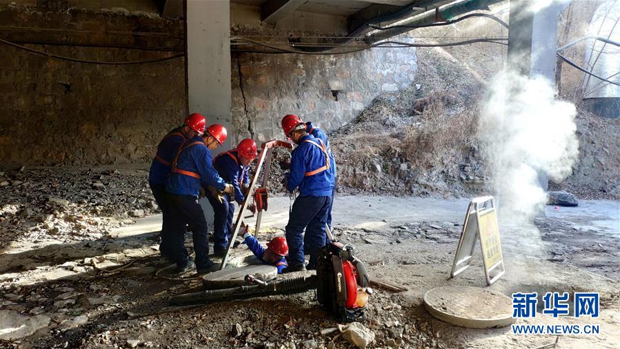 (嚴(yán)寒下的勞動(dòng)者·圖文互動(dòng))(1)巡線工人“冰與火”的考驗(yàn)