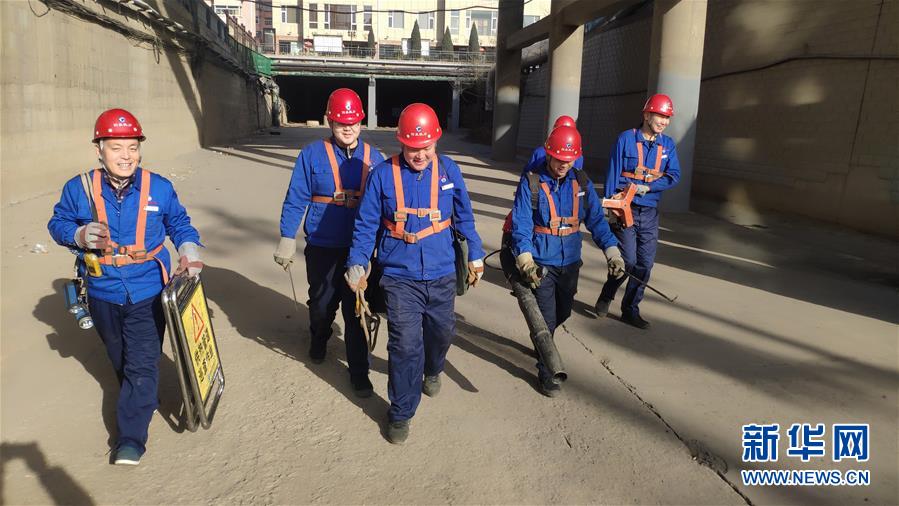 (嚴(yán)寒下的勞動(dòng)者·圖文互動(dòng))(2)巡線工人“冰與火”的考驗(yàn)