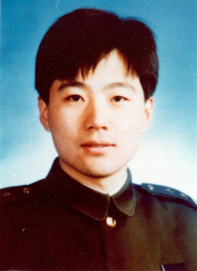 (為了民族復(fù)興·英雄烈士譜·圖文互動)民警袁時光:手捂?zhèn)谧汾s歹徒壯烈殉職