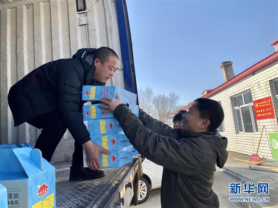 （在習近平新時代中國特色社會主義思想指引下&mdash;&mdash;新時代新作為新篇章&middot;總書記關(guān)切脫貧事&middot;決勝貧困&middot;圖文互動）（2）讓一方水土&ldquo;富養(yǎng)&rdquo;一方人&mdash;&mdash;扶貧特色產(chǎn)業(yè)惠及千家萬戶