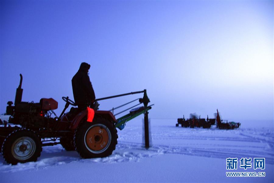 (新春走基層·圖文互動(dòng))(1)“干活的人不會(huì)冷”——直擊新疆吉力湖冬捕現(xiàn)場(chǎng)