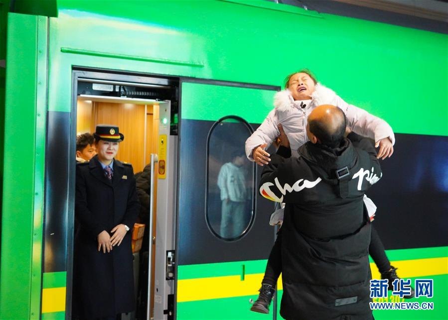 (新春走基層·圖文互動)(2)站臺上的“兩塊表”