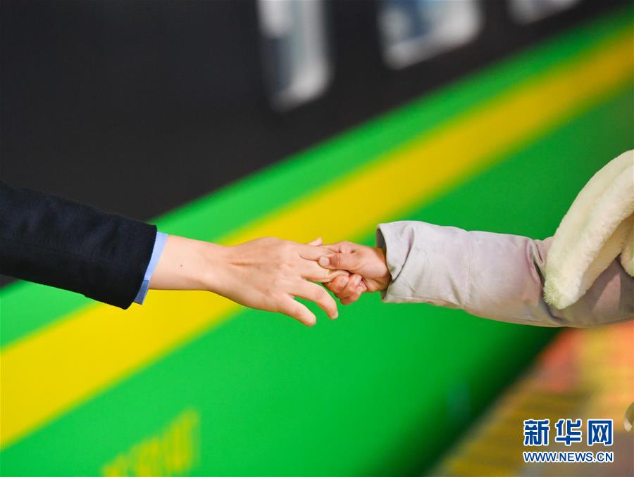 (新春走基層·圖文互動)(5)站臺上的“兩塊表”