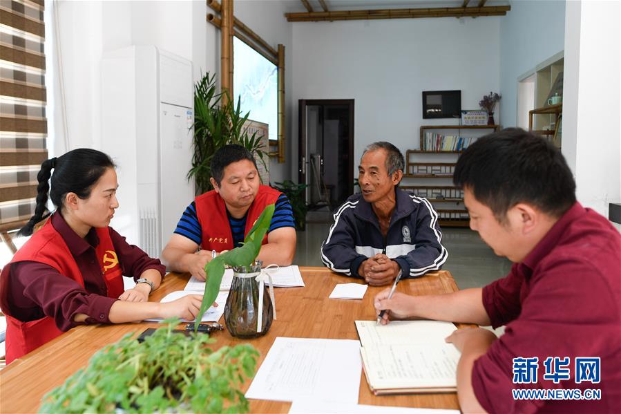 （新華全媒頭條&middot;圖文互動(dòng)）（6）為基層松綁減負(fù)　促干部擔(dān)當(dāng)作為&mdash;&mdash;以習(xí)近平同志為核心的黨中央推進(jìn)&ldquo;基層減負(fù)年&rdquo;工作綜述