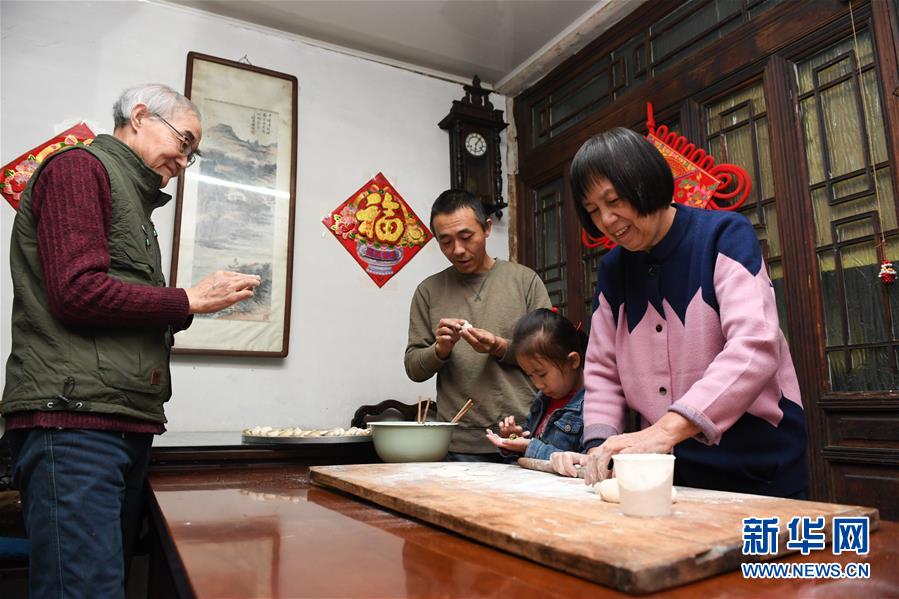(新華全媒頭條·圖文互動(dòng))(6)循著習(xí)近平總書(shū)記足跡感受新時(shí)代新年味