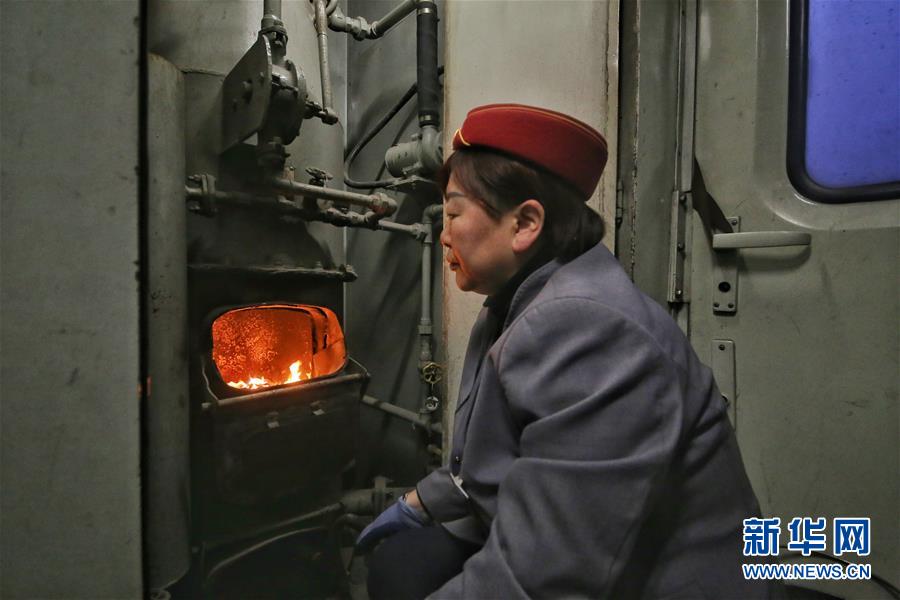 （新春走基層&middot;圖文互動）（2）小康路上，與&ldquo;小慢車&rdquo;同行&mdash;&mdash;長白山區(qū)綠皮火車二三事