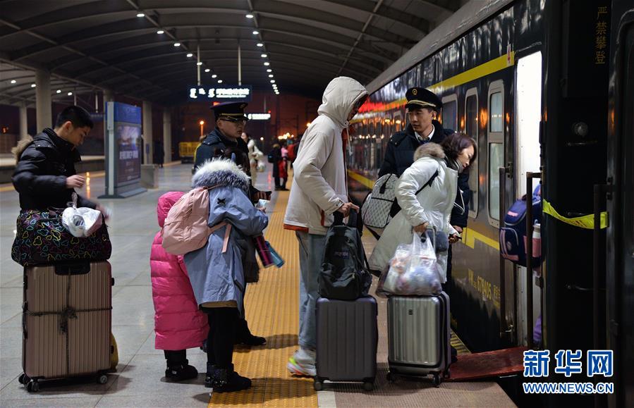 （新春走基層&middot;圖文互動）（1）33小時(shí)的回家故事