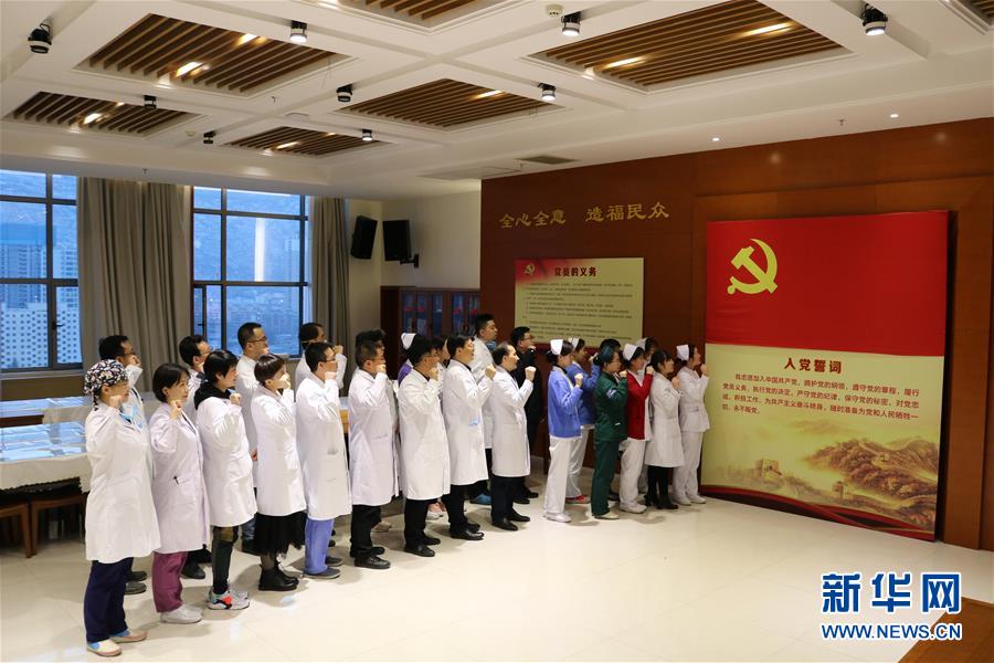 （新華全媒頭條&middot;圖文互動(dòng)）（4）新華社評(píng)論員：危難時(shí)刻，黨員干部要挺身而出&mdash;&mdash;論堅(jiān)決打贏疫情防控阻擊戰(zhàn)