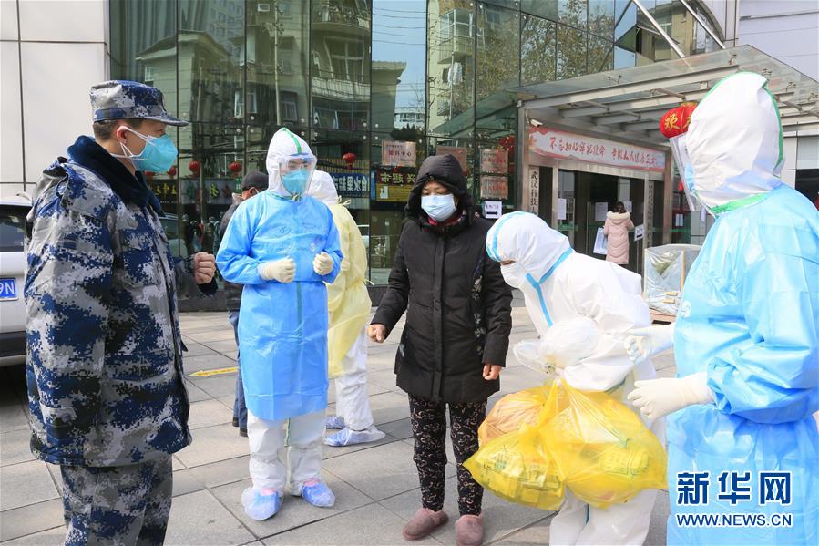 （新華全媒頭條&middot;圖文互動(dòng)）（1）黨旗，高高飄揚(yáng)在防控疫情斗爭(zhēng)第一線&mdash;&mdash;各級(jí)黨組織和廣大黨員干部投身疫情防控阻擊戰(zhàn)紀(jì)實(shí)