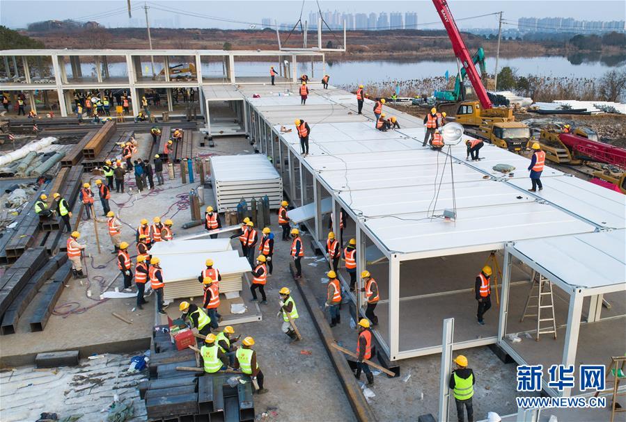 （新華全媒頭條&middot;圖文互動(dòng)）（6）黨旗，高高飄揚(yáng)在防控疫情斗爭(zhēng)第一線&mdash;&mdash;各級(jí)黨組織和廣大黨員干部投身疫情防控阻擊戰(zhàn)紀(jì)實(shí)