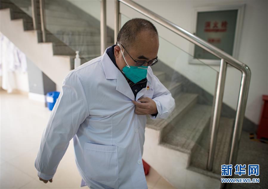 (新華全媒頭條·聚焦疫情防控·圖文互動)(1)拼漸凍生命 與疫魔競速——記疫情“風(fēng)暴眼”中武漢金銀潭醫(yī)院院長張定宇
