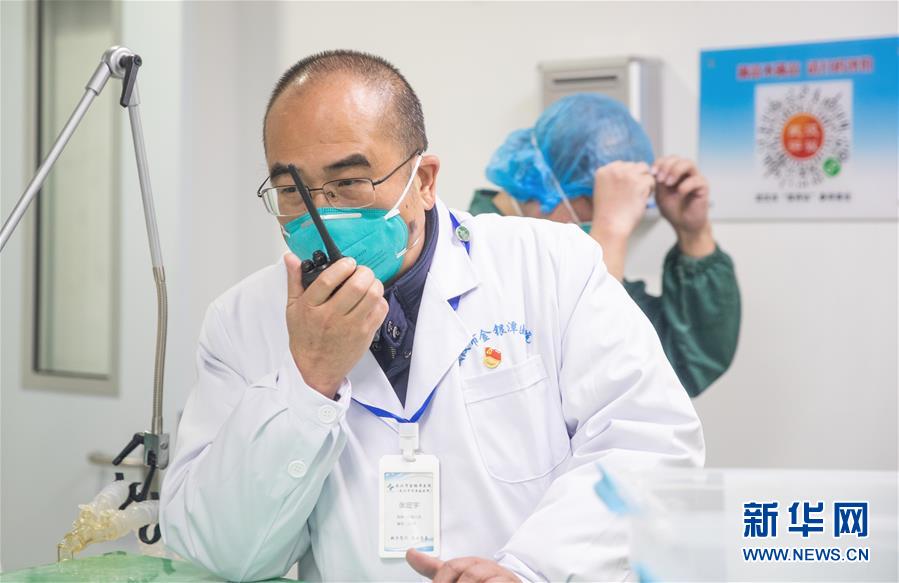 (新華全媒頭條·聚焦疫情防控·圖文互動)(13)拼漸凍生命 與疫魔競速——記疫情“風(fēng)暴眼”中武漢金銀潭醫(yī)院院長張定宇