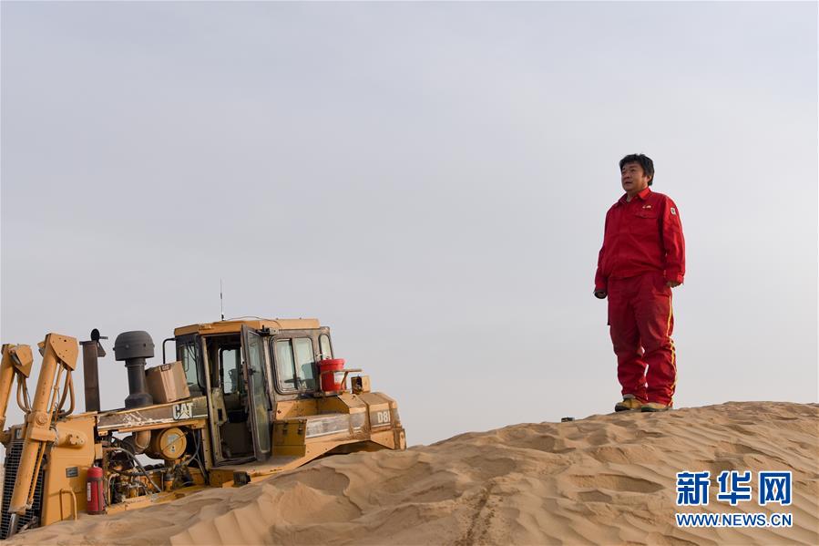 （新春走基層&middot;圖文互動）（1）特寫：與車為伴，獨(dú)行沙海