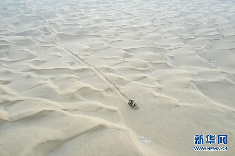 （新春走基層&middot;圖文互動）（2）特寫：與車為伴，獨(dú)行沙海