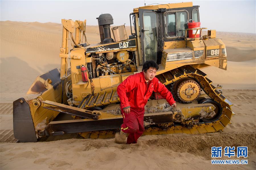 （新春走基層&middot;圖文互動）（5）特寫：與車為伴，獨(dú)行沙海