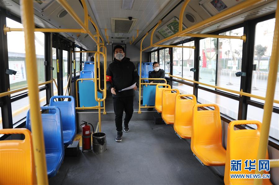 （聚焦疫情防控&middot;圖文互動(dòng)）（2）疫情下的公交司機(jī)：只要有一名乘客，我們也要堅(jiān)守！
