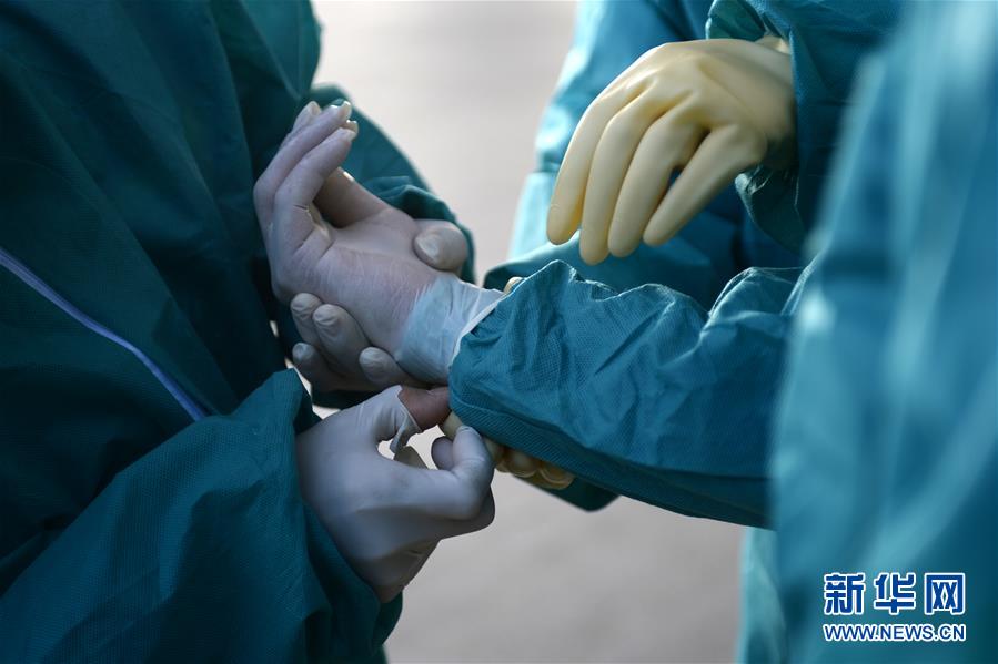 (聚焦疫情防控)(5)藍天志愿者的消毒戰(zhàn)“疫”