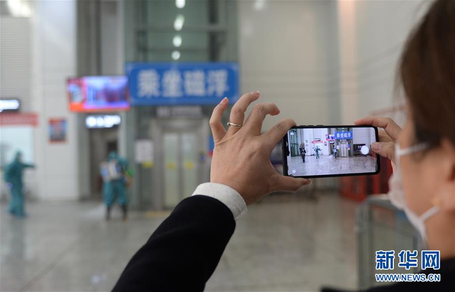 (聚焦疫情防控)(7)藍(lán)天志愿者的消毒戰(zhàn)“疫”