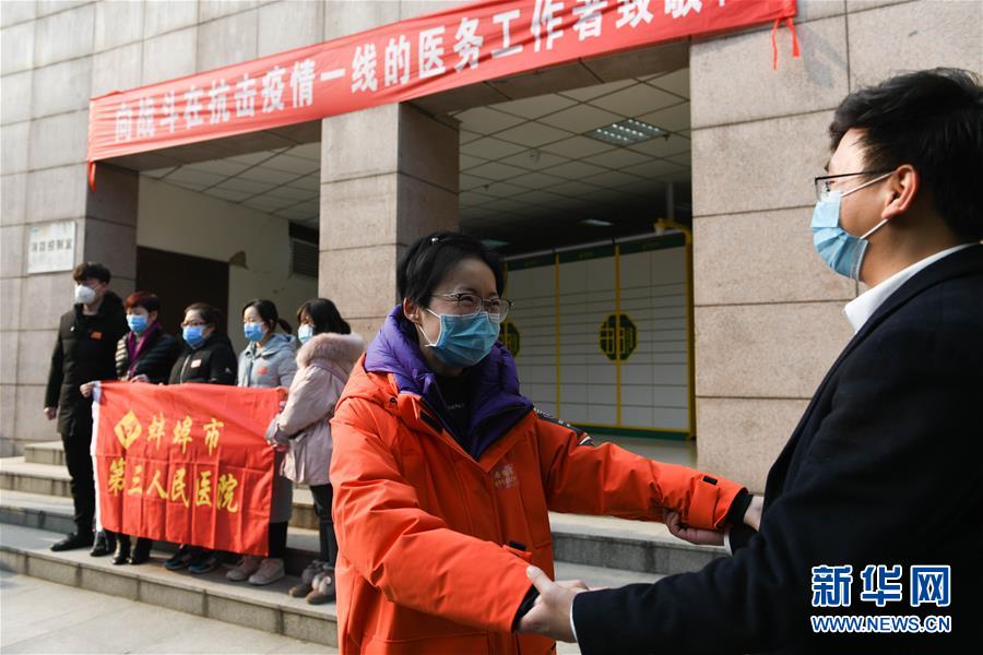 （在習(xí)近平新時(shí)代中國(guó)特色社會(huì)主義思想指引下&mdash;&mdash;新時(shí)代新作為新篇章&middot;習(xí)近平總書記關(guān)切事&middot;圖文互動(dòng)）（7）當(dāng)億萬只手緊握在一起&hellip;&hellip;&mdash;&mdash;戰(zhàn)&ldquo;疫&rdquo;一線感受中國(guó)力量