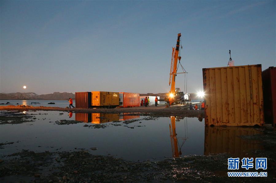 (“雪龍”探南極·圖文互動(dòng))(5)“雪龍2”號(hào)開(kāi)始南極長(zhǎng)城站首次卸貨