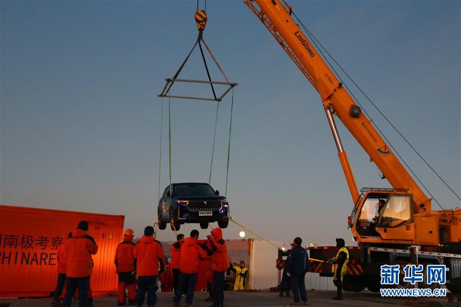 (“雪龍”探南極·圖文互動(dòng))(6)“雪龍2”號(hào)開(kāi)始南極長(zhǎng)城站首次卸貨