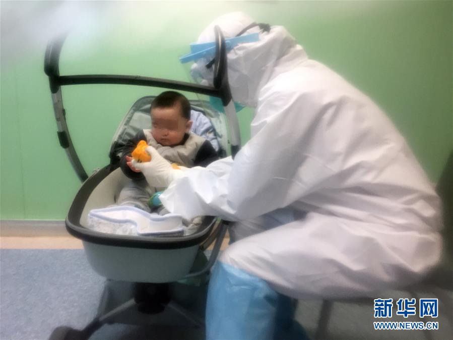 (新華全媒頭條·圖文互動(dòng))(7)人間至味是團(tuán)圓——武漢庚子元宵節(jié)全紀(jì)錄