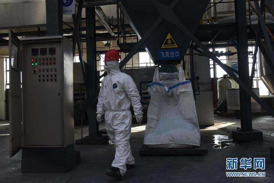 （聚焦疫情防控&middot;圖文互動）（3）另類&ldquo;白衣戰(zhàn)士&rdquo;：堅(jiān)守醫(yī)療廢物處置第一線