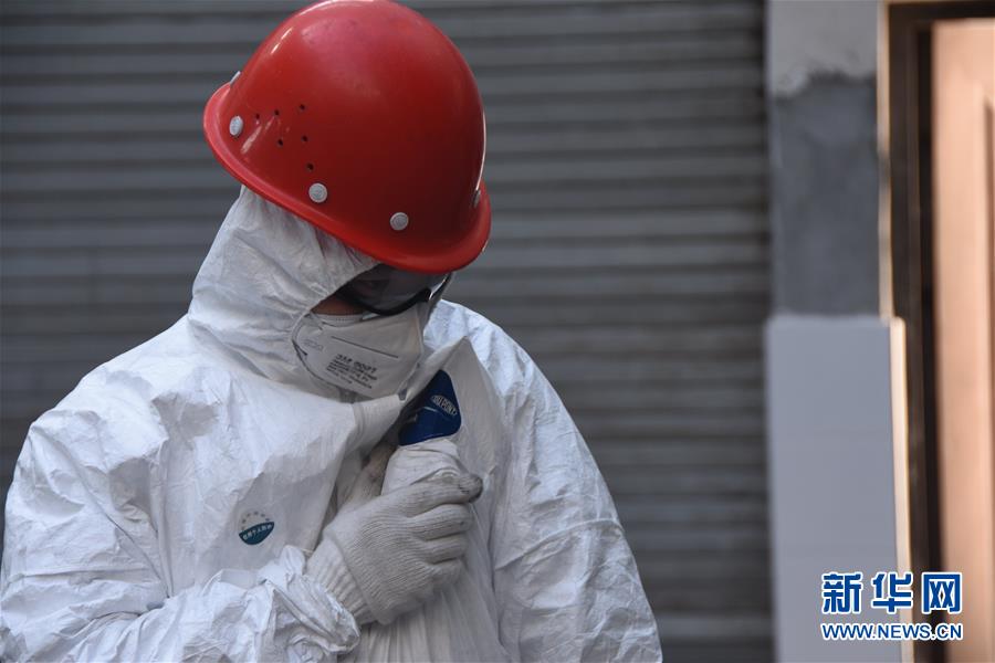 （聚焦疫情防控&middot;圖文互動）（7）另類&ldquo;白衣戰(zhàn)士&rdquo;：堅(jiān)守醫(yī)療廢物處置第一線