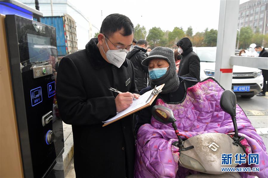 (聚焦疫情防控·圖文互動(dòng))(1)他們用堅(jiān)守筑起一道道防線——記江西戰(zhàn)“疫”一線的基層黨員干部