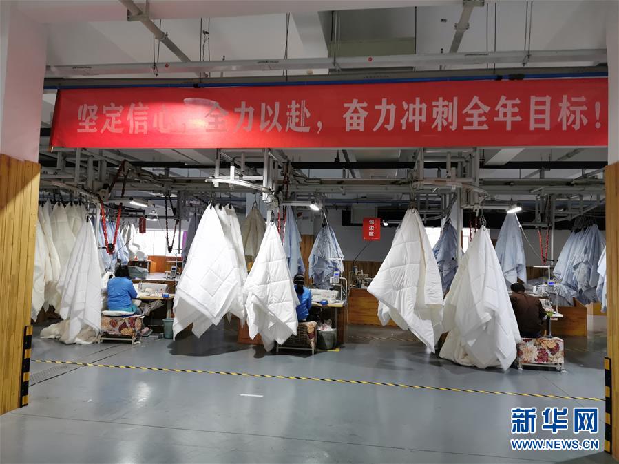 （來自經(jīng)濟(jì)前沿的故事&middot;企業(yè)復(fù)工復(fù)產(chǎn)&middot;圖文互動(dòng)）（4）&ldquo;開門紅包&rdquo;變&ldquo;消毒迎門&rdquo;&mdash;&mdash;長沙高新區(qū)一家企業(yè)復(fù)工的&ldquo;拼勁&rdquo;