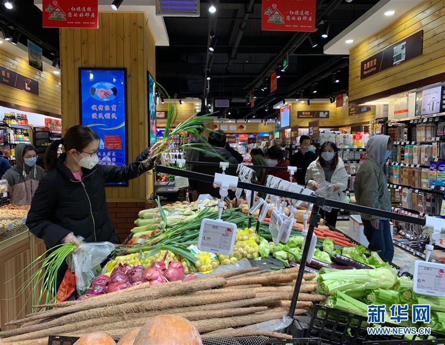 (聚焦疫情防控·圖文互動(dòng))(1)“老鄰居”一直在——四川紅旗連鎖的堅(jiān)守