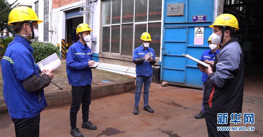 （來自經(jīng)濟(jì)前沿的故事&middot;企業(yè)復(fù)工復(fù)產(chǎn)&middot;圖文互動(dòng)）（3）戴口罩、測(cè)體溫進(jìn)公司&mdash;&mdash;廣西柳工復(fù)工見聞