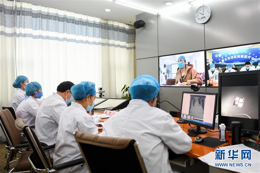 （聚焦疫情防控&middot;圖文互動(dòng)）（2）特寫：遠(yuǎn)程醫(yī)療中心里的生命接力