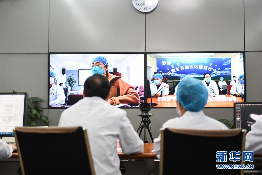 （聚焦疫情防控&middot;圖文互動(dòng)）（3）特寫：遠(yuǎn)程醫(yī)療中心里的生命接力