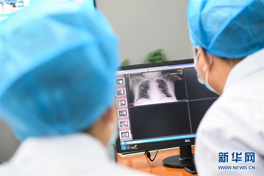 （聚焦疫情防控&middot;圖文互動(dòng)）（5）特寫：遠(yuǎn)程醫(yī)療中心里的生命接力