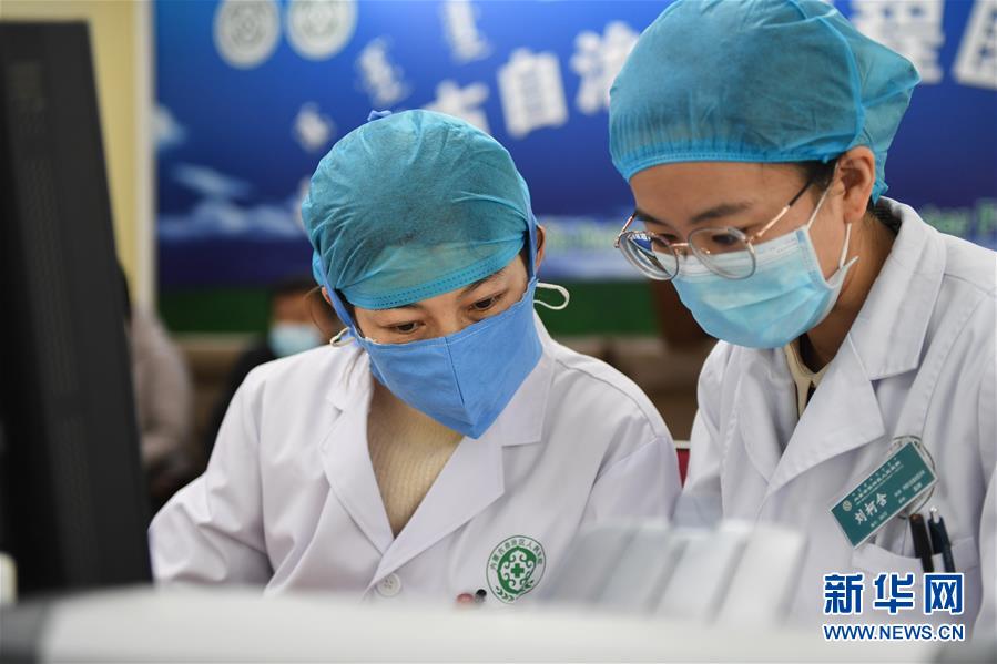 （聚焦疫情防控&middot;圖文互動(dòng)）（6）特寫：遠(yuǎn)程醫(yī)療中心里的生命接力