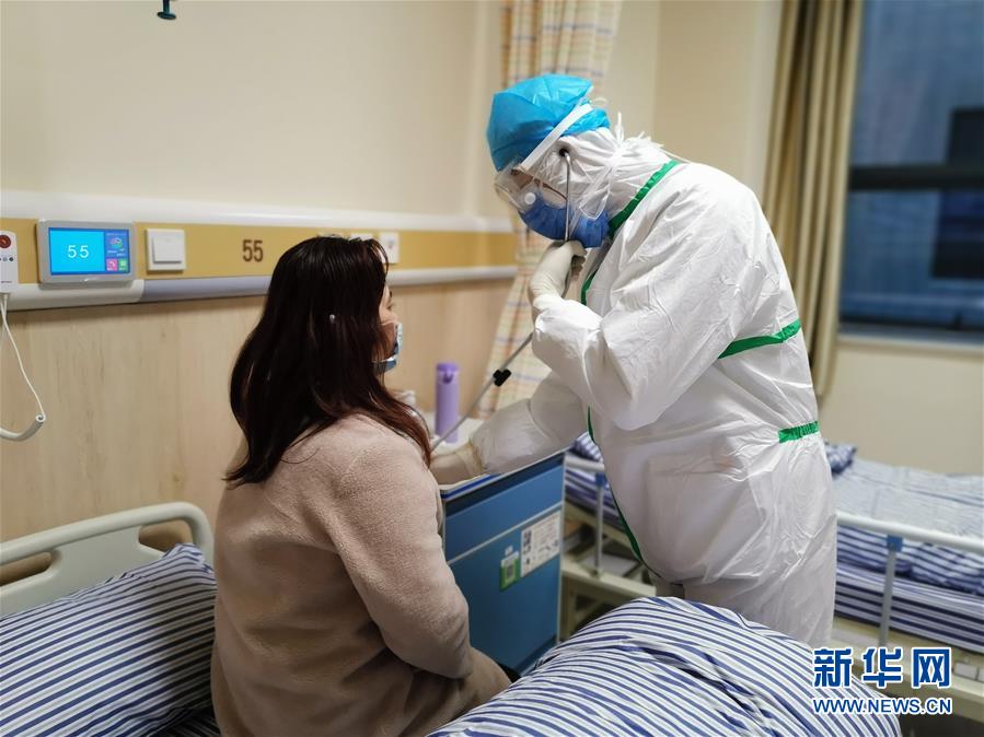 (新華全媒頭條·圖文互動)(4)滄海橫流顯本色 戰(zhàn)“疫”一線黨旗紅——全國各領(lǐng)域基層黨組織和廣大黨員奮力打好疫情防控阻擊戰(zhàn)(1)