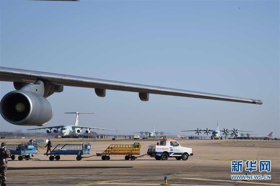 （聚焦疫情防控&middot;圖文互動）（4）空軍第四次向武漢大規(guī)?？者\醫(yī)療隊員和物資