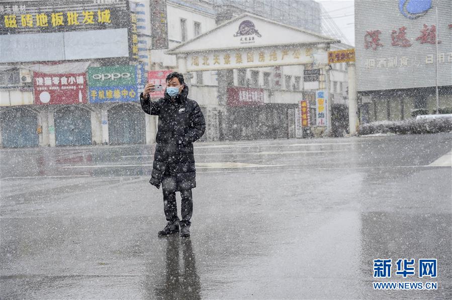 (新華全媒頭條配圖·圖文互動(dòng))(12)戰(zhàn)“疫”的一天——新華社記者直擊湖北保衛(wèi)戰(zhàn)