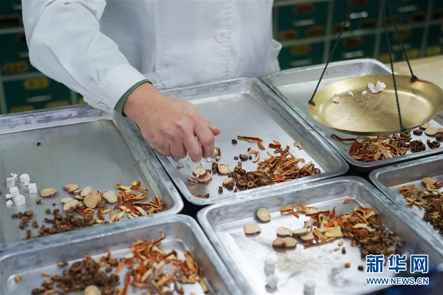 (聚焦疫情防控·圖文互動)(5)參與救治新冠肺炎確診病例超八成——中醫(yī)藥在抗擊疫情中貢獻力量