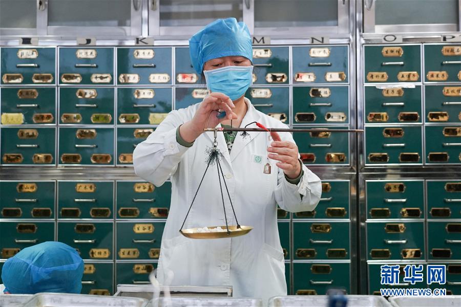 (聚焦疫情防控·圖文互動)(6)參與救治新冠肺炎確診病例超八成——中醫(yī)藥在抗擊疫情中貢獻力量