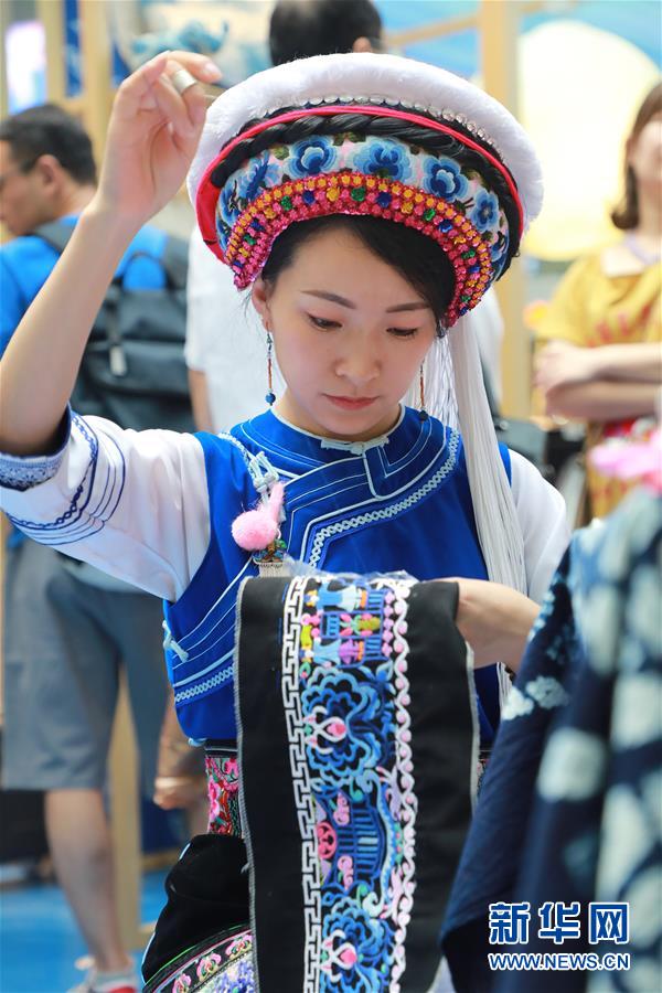 （脫貧攻堅風(fēng)采錄&middot;帶頭人&middot;圖文互動）（3）背著娃繡著花 養(yǎng)活自己養(yǎng)活家&mdash;&mdash;夏華和13000名大山繡娘的&ldquo;中國夢&rdquo;