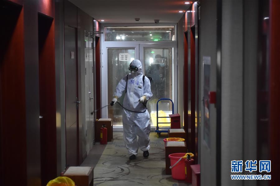 (聚焦疫情防控·圖文互動)(6)“感恩每一位‘不曾謀面’的醫(yī)護(hù)人員”——探訪返京人員醫(yī)學(xué)集中隔離觀察點(diǎn)