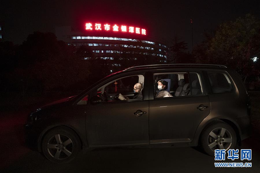 （一線(xiàn)抗疫群英譜&middot;圖文互動(dòng)）（1）特寫(xiě)：為節(jié)省10分鐘，這對(duì)醫(yī)護(hù)夫妻&ldquo;以車(chē)為家&rdquo;