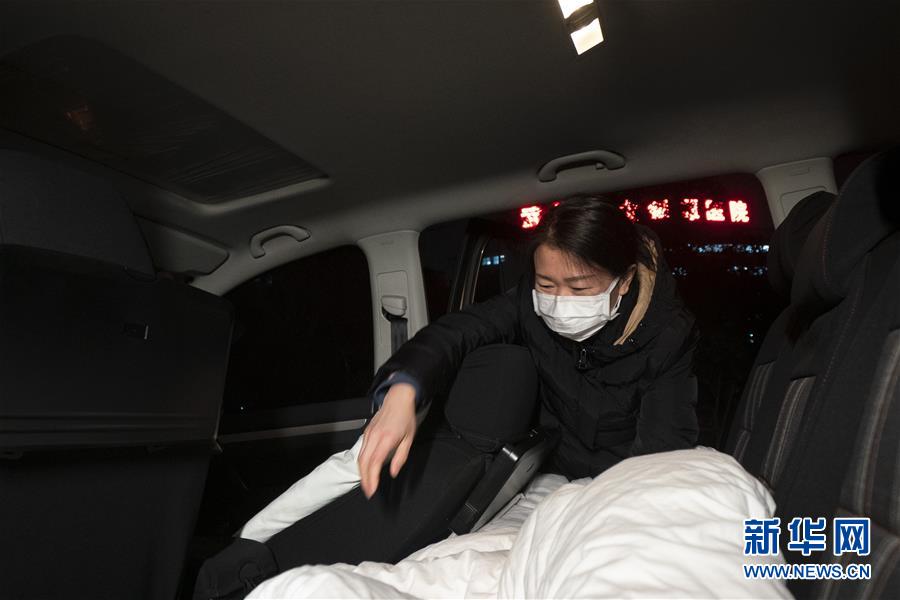 （一線(xiàn)抗疫群英譜&middot;圖文互動(dòng)）（2）特寫(xiě)：為節(jié)省10分鐘，這對(duì)醫(yī)護(hù)夫妻&ldquo;以車(chē)為家&rdquo;