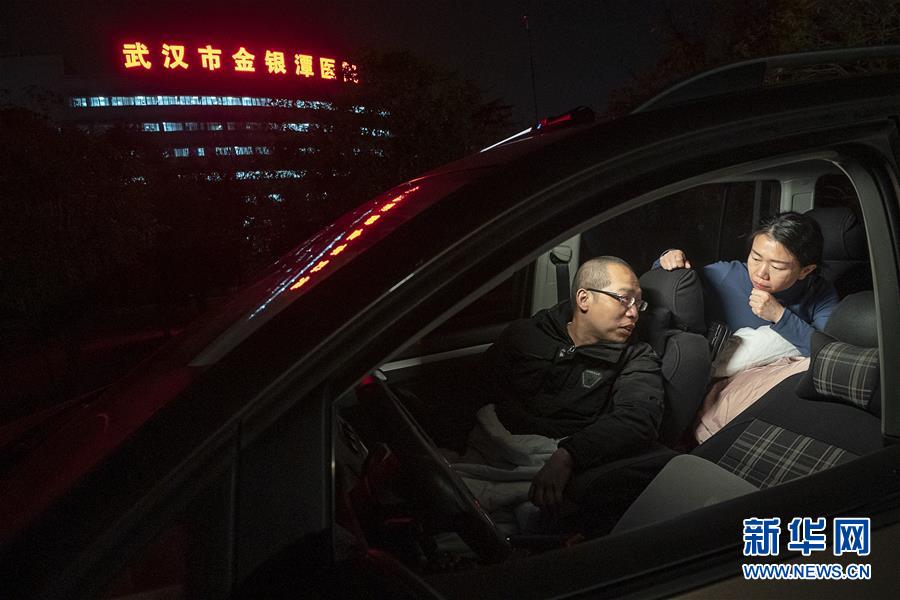 （一線(xiàn)抗疫群英譜&middot;圖文互動(dòng)）（3）特寫(xiě)：為節(jié)省10分鐘，這對(duì)醫(yī)護(hù)夫妻&ldquo;以車(chē)為家&rdquo;